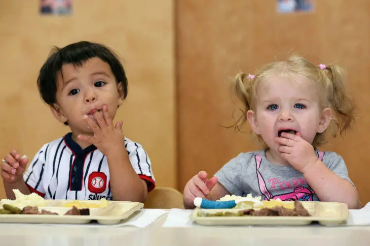 Bebês comem: a nova linha está sendo apresentada como um alimento “de transição” para os bebês que estão abandonando as papinhas (John Moore/Getty Images)