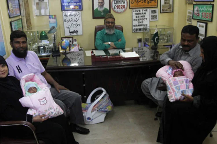 Enquanto a equipe da Chhipa vasculha lixões e outros lugares à procura de recém-nascidos rejeitados, Hussain também faz pedidos diretos por bebês para doação (Athar Hussain/Reuters)
