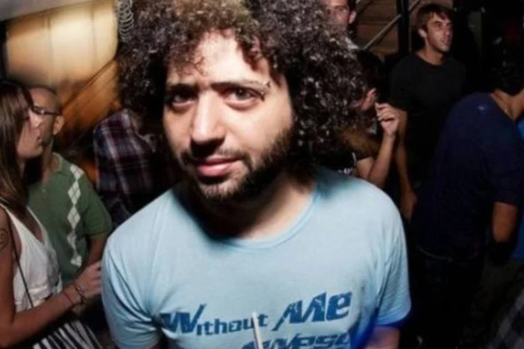 Alberto Azevedo, também conhecido como Bebeto Les Garfs, foi deportado depois que a imigração australiana descobriu, pelo Twitter, que ele pretendia atuar como DJ no país (Reprodução)