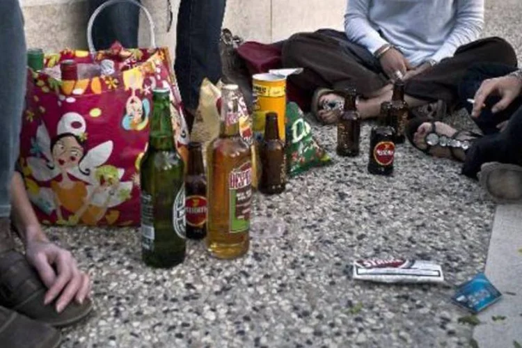 Embora o consumo médio de álcool tenha diminuído ligeiramente há 20 anos entre os países da OCDE, o consumo excessivo de álcool pelos jovens aumenta (Jean-Philippe Ksiazek/AFP)