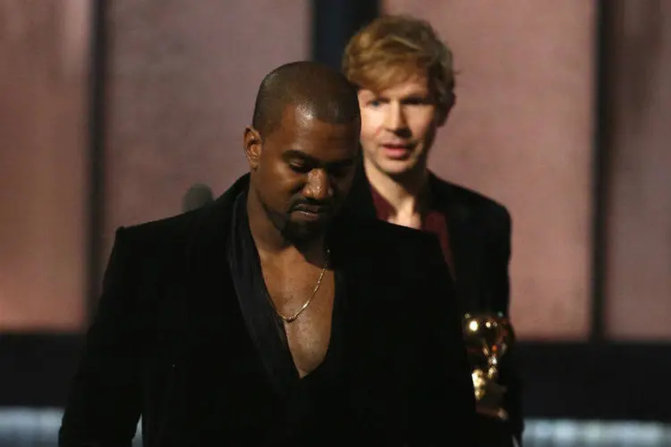 Beck observa Kanye West, que surpreendeu ao subir ao palco no Grammy (Lucy Nicholson/Reuters)