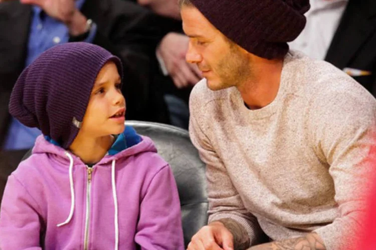 Beckham e Romeo assistem a um jogo de basquete, em Los Angeles: Romeo, segundo dos quatro filhos do casal Beckham, segue assim os passos de seus pais (©afp.com / Noel Vasquez)