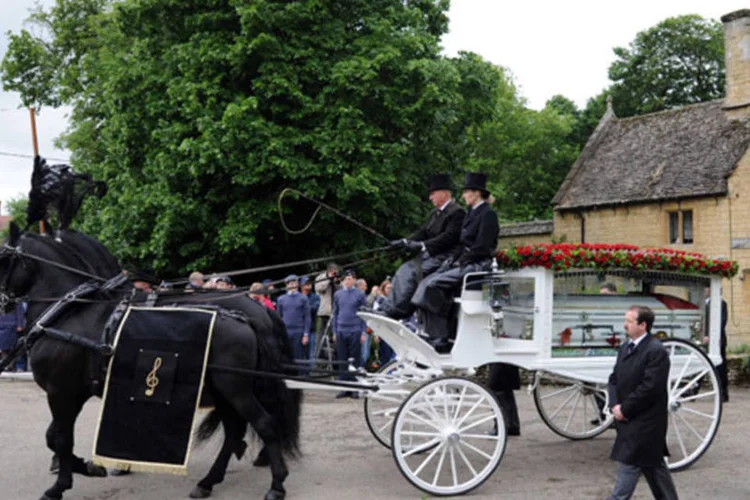 Seu caixão percorreu as ruas da cidade de Thame em uma carroça branca com rosas vermelhas na parte superior e puxada por cavalos (Stuart Wilson / Getty Images)