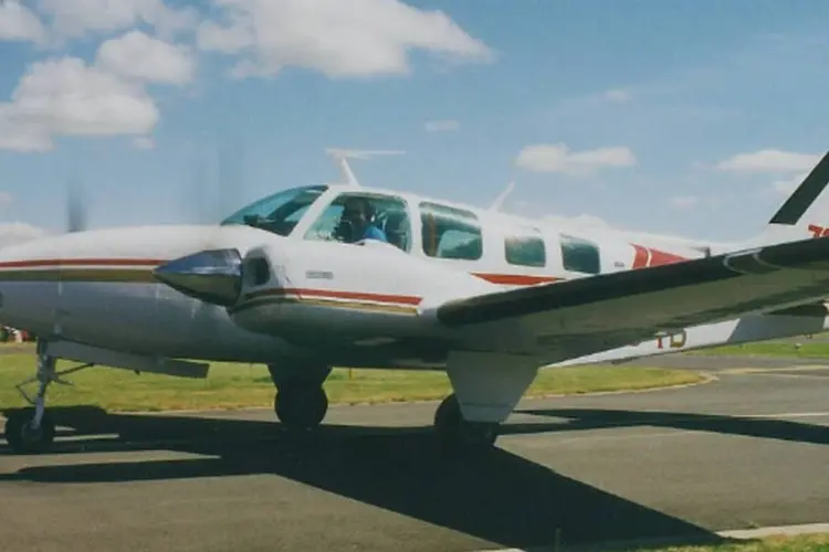 
	Avi&atilde;o bimotor Beech 58 Baron: a&nbsp;aeronave, que transportava cinco pessoas a bordo,&nbsp;desapareceu cerca de uma hora depois de decolar
 (Alan D R Brown/Wikimedia Commons)