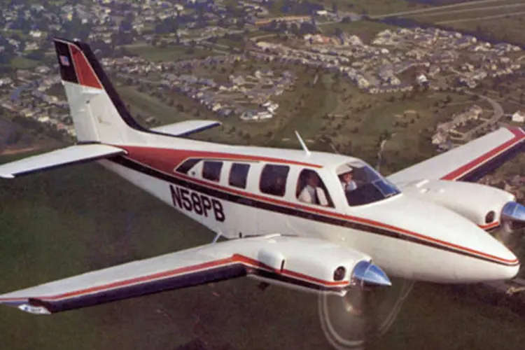 
	Bimotor Beechcraft BE 58 Baron: n&atilde;o h&aacute; informa&ccedil;&otilde;es de sobreviventes
 (San Diego Air & Space Museum Archives/Wikimedia Commons/Wikimedia Commons)