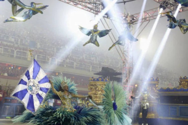 Casal de mestre-sala e porta-bandeira da Beija-Flor: Beija-Flor encerrou o primeiro dia de desfile e recebeu ainda a saudação de a campeã voltou (Pilar Olivares/Reuters)