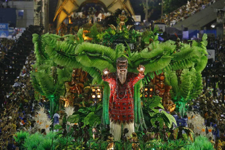 
	Desfile da Beija-Flor no carnaval 2015 do Rio: a dire&ccedil;&atilde;o da escola e o embaixador da Guin&eacute; negaram o financiamento
 (Ricardo Moraes/Reuters)
