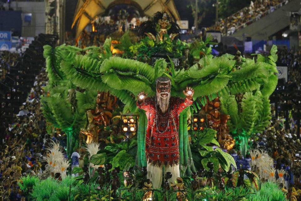 
	Desfile da Beija-Flor no carnaval 2015 do Rio: a dire&ccedil;&atilde;o da escola e o embaixador da Guin&eacute; negaram o financiamento
 (Ricardo Moraes/Reuters)