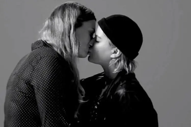 
	First Kiss: v&iacute;deo mostra beijos de 10 casais formados por pessoas que n&atilde;o se conhecem
 (Reprodução/Youtube)