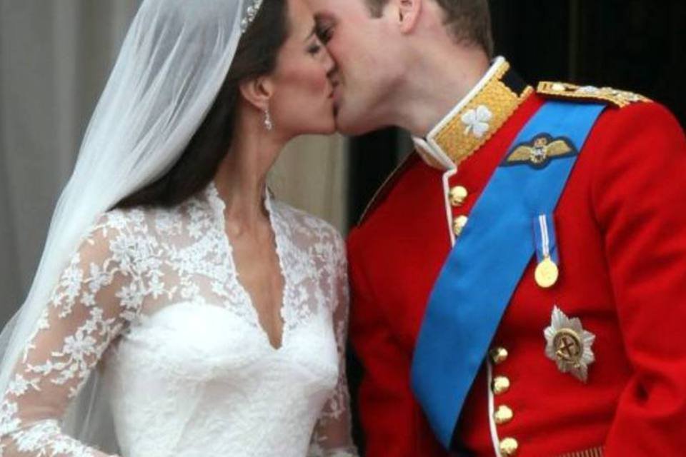 William e Kate selam casamento com beijo na varanda real