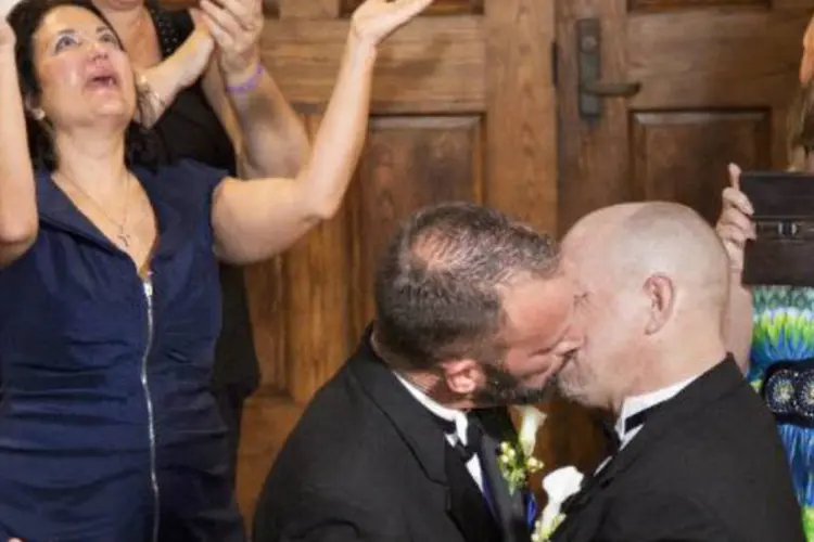 Aaron Huntsman e William Lee Jones se beijam após serem declarados oficialmente casados (Carol Tedesco/AFP)