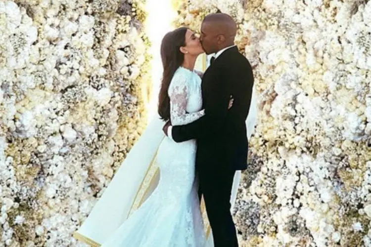Foto do beijo de casamento entre Kim Kardashian e Kanye West, publicado no Instagram (Reprodução/Instagram/kimkardashian)