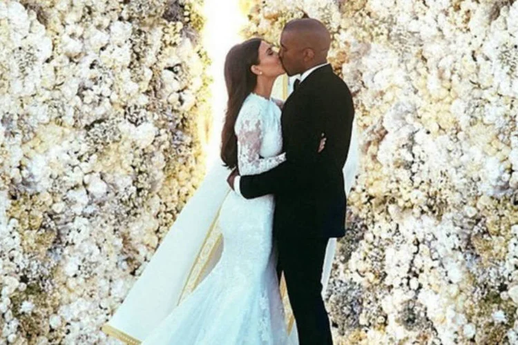 Foto do beijo de casamento entre Kim Kardashian e Kanye West, publicado no Instagram (Reprodução/Instagram/kimkardashian)
