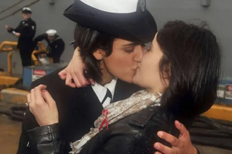 Marissa Gaeta da Marinha dos Estados Unidos desembarcou e beijou sua companheira Citlalic Snell
 (Mc2 Joshua Mann/US Navy/AFP)