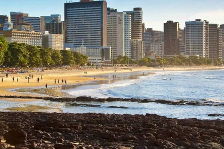 
	Praia de Fortaleza: o secret&aacute;rio de Turismo do Cear&aacute;, Bismarck Maia, espera que a propor&ccedil;&atilde;o de turistas estrangeiros alcance a propor&ccedil;&atilde;o de 15% a 20% em rela&ccedil;&atilde;o aos brasileiros
 (Wikimedia Commons)