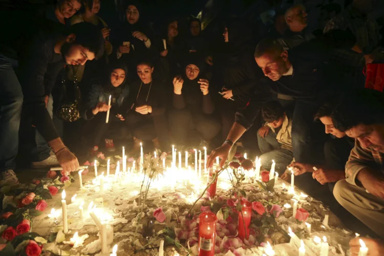 
	Homenagem a v&iacute;timas de atentado em Beirute, no L&iacute;bano: pol&iacute;cia conseguiu prender os nove membros da c&eacute;lula respons&aacute;vel pelo ataque
 (REUTERS/Hasan Shaaban)