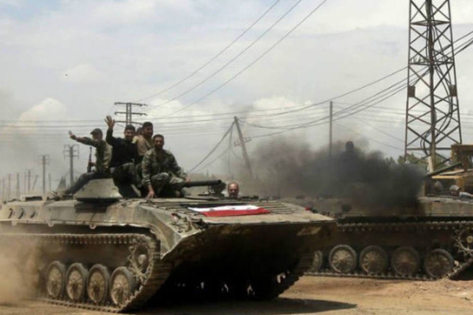 Tropas pró-Assad cercam reduto sírio do EI, diz ONG