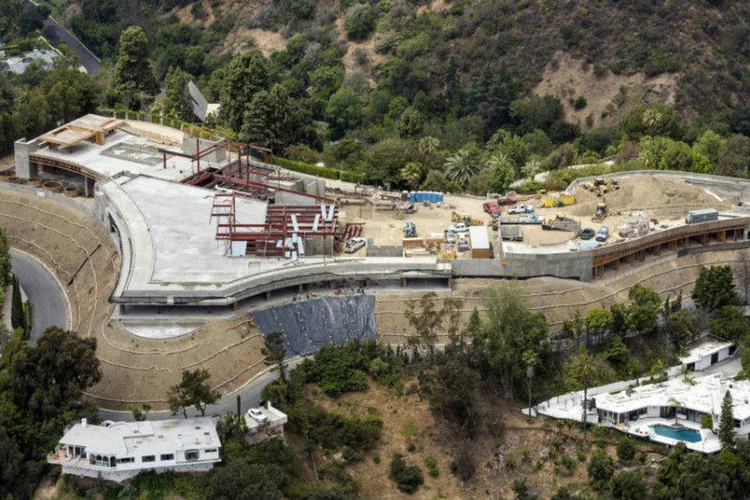 Obras em Bel Air, Los Angeles, para um complexo que tem valor de venda cotado a US$ 500 milhões (David Paul Morris/Bloomberg)