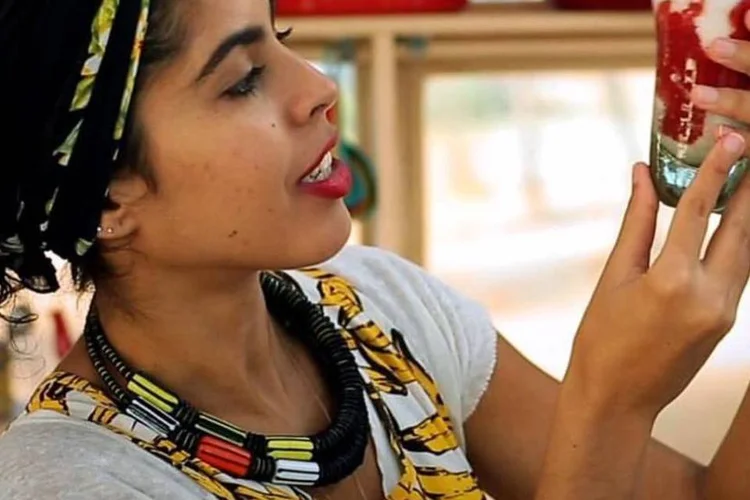 
	A apresentadora Bela Gil: assina nova linha de produtos org&acirc;nicos da marca M&atilde;e Terra
 (Reprodução/Facebook)
