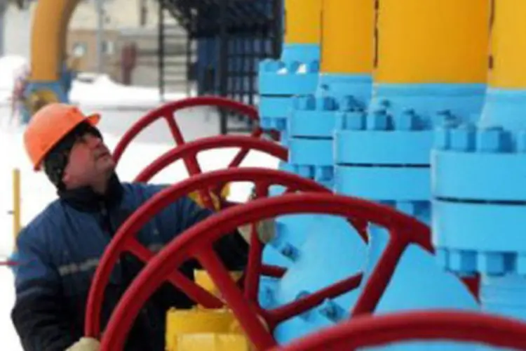Operário trabalha no gasoduto de Belarus: país afirma ter pago dívida com a Gazprom (.)