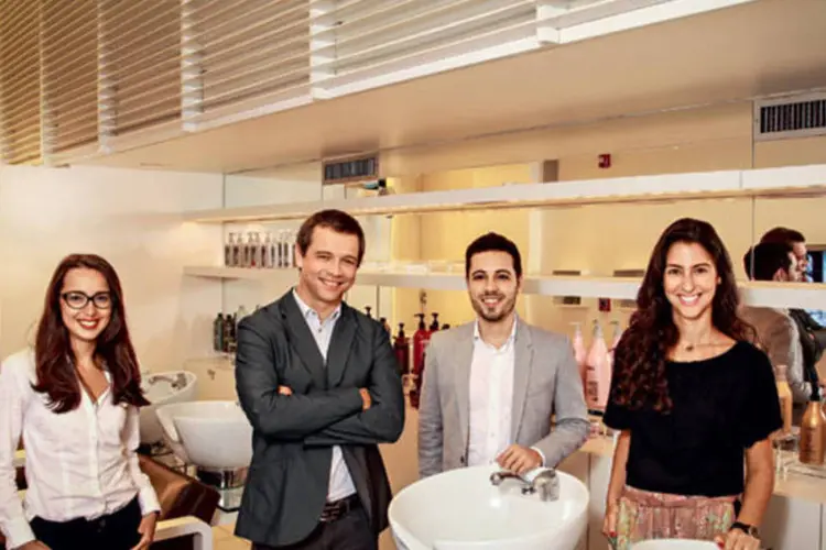 Alberto Blanco (de terno escuro), executivo da L’Oréal,e três dos 59 jovens contratados pelo programa Brandstorm: eles são as apostas da empresa para fortalecer a inovação (André Valentim / VOCÊ S/A)