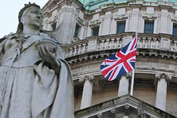 A bandeira é hasteada no prédio da prefeitura: os grupos envolvidos nos protestos convocaram para este sábado uma manifestação em Dublin, na República da Irlanda. (©afp.com / Peter Muhly)