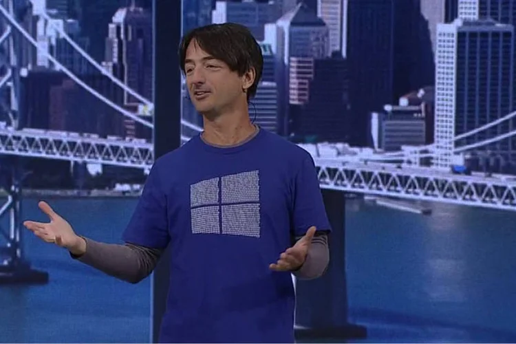 
	Joe Belfiore usando a camiseta: mensagens em c&oacute;digo bin&aacute;rio foram decifradas
 (Reprodução de EXAME.com)