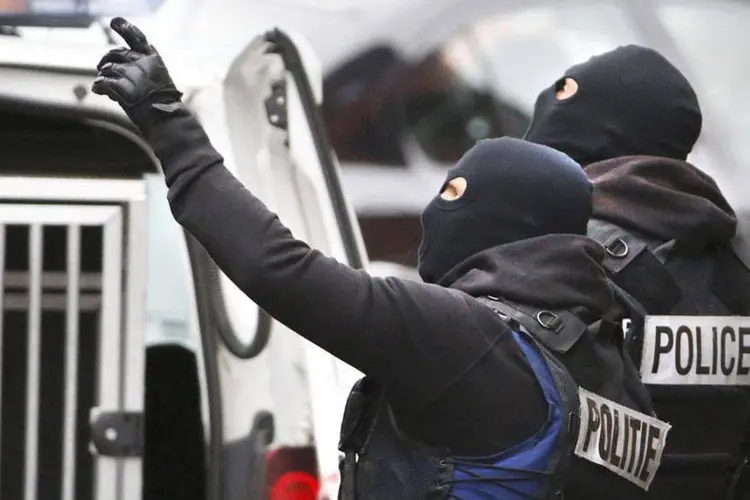 
	Policiais belgas: houve um tiroteio e um homem foi atingido pelos disparos
 (Yves Herman/REUTERS)