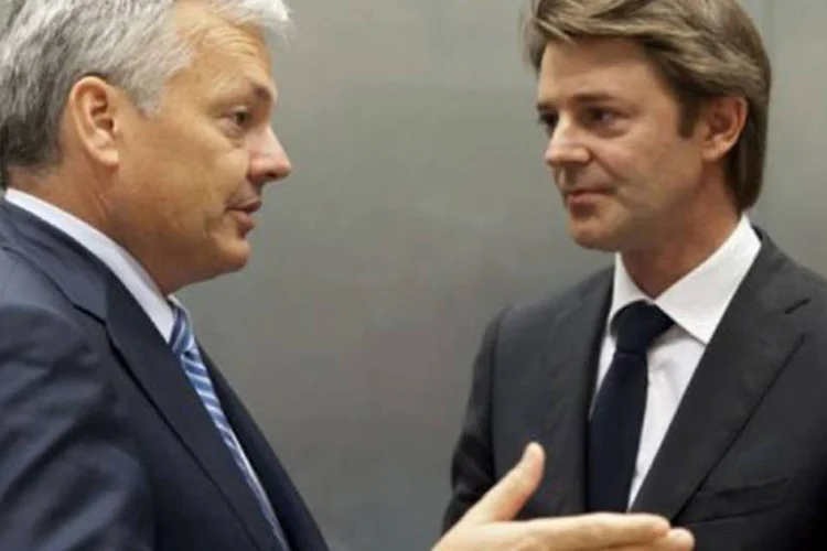 Os ministros das Finanças francês, François Baroin (D), e belga, Didier Reynders (E): Baroin considerou que a crise que o banco enfrenta "é uma réplica da grande crise de 2008"
 (Jean-Christophe Verhaegen/AFP)