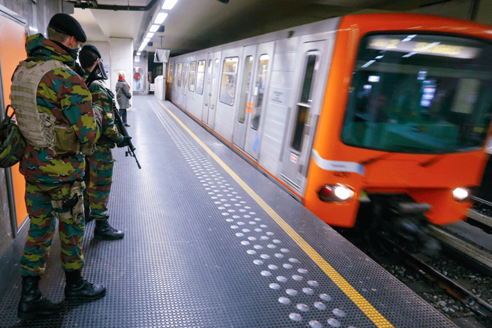 Testemunhas relatam explosão em estação de metrô de Bruxelas