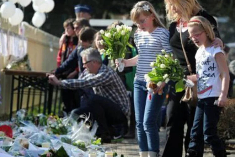 As cidades de Lommel e Heverlee, onde se encontram as escolas das crianças envolvidas no acidente, sediam as cerimônias em homenagem a elas
 (Yorick Jansens/AFP)