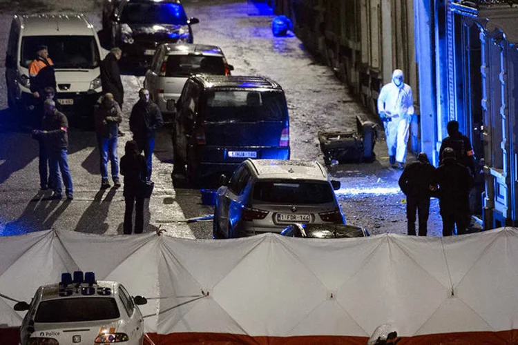 
	Pol&iacute;cia da B&eacute;lgica durante opera&ccedil;&atilde;o antiterroristas: Homem &eacute; um dos suspeitos detidos em Atenas no s&aacute;bado
 (REUTERS/Stringer)