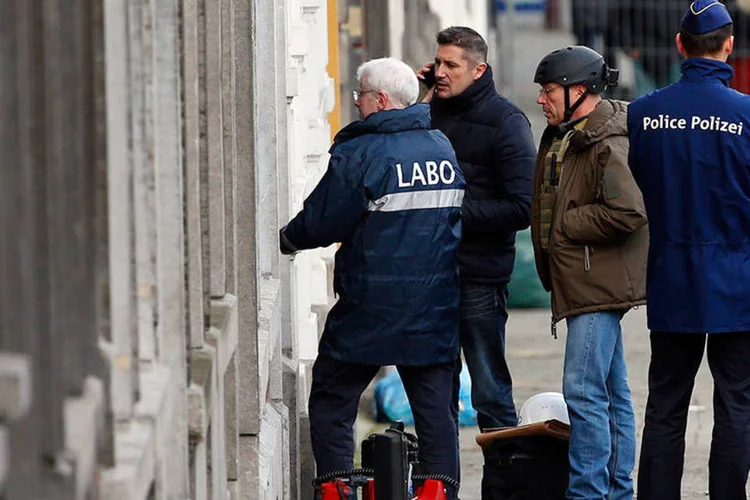 Polícia belga inspeciona entrada de apartamento durante operação antiterrorismo (REUTERS/Yves Herman)