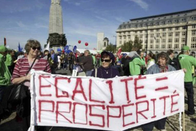 
	Manifesta&ccedil;&atilde;o na B&eacute;lgica contra austeridade: este &eacute; o 16&ordm; m&ecirc;s consecutivo no qual o desemprego supera 10% da popula&ccedil;&atilde;o ativa no bloco
 (Nicolas Maeterlinck/AFP)