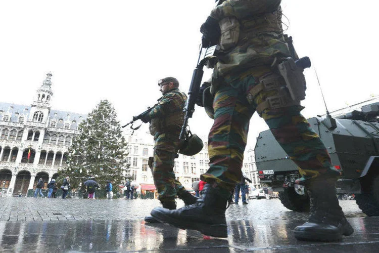 
	Soldados belgas caminham pela Grand Place de Bruxelas: O alerta, decretado ap&oacute;s os atentados de Paris, levou as autoridades federais a solicitar o envio de for&ccedil;as de seguran&ccedil;a
 (REUTERS/Yves Herman)