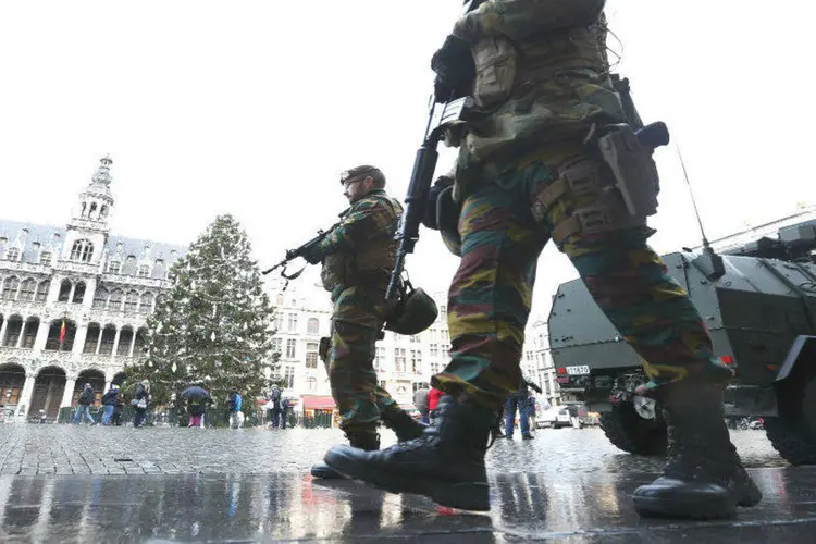 
	Ruas de Bruxelas est&atilde;o tomadas por for&ccedil;as de seguran&ccedil;a por temor de atentado similar ao de Paris
 (REUTERS/Yves Herman)