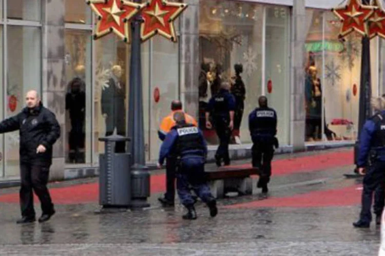 A polícia cerca a Praça de Saint-Lambert, em Liége, depois do tiroteio: Amrani foi libertado após ter cumprido pouco menos da metade da condenação de 42 meses de prisão (Michel Krakowski/AFP)