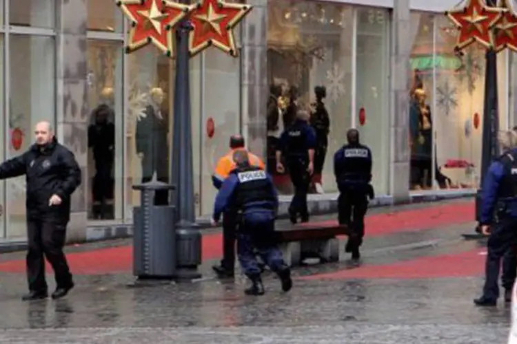 A polícia cerca a Praça de Saint-Lambert, em Liége, depois do tiroteio seguido de explosão
 (Michel Krakowski/AFP)