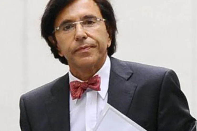 Líder socialista de língua francesa Elio di Rupo apresentará nesta segunda-feira seu programa de governo ao Parlamento e os nomes escolhidos para formar o gabinete (Benoit Doppagne/AFP)