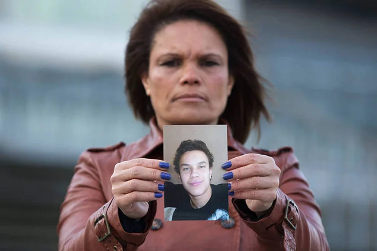 
	Brasileira Ozana Rodrigues segura foto de seu filho Brian De Mulder: Mulder recebeu pena de cinco anos de pris&atilde;o
 (REUTERS/Yves Herman)