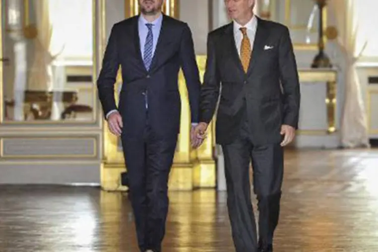 O novo primeiro-ministro belga Charles Michel (E) e o rei Philippe
 (JASPER JACOBS/AFP)