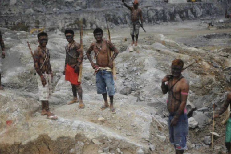 
	&Iacute;ndios ocupam obra principal da usina hidrel&eacute;trica de Belo Monte:&nbsp;Valdenir Munduruku enfatizou que a mobiliza&ccedil;&atilde;o e os protestos v&atilde;o continuar mesmo diante do risco de novos conflitos que podem levar &agrave; morte de &iacute;ndios.
 (REUTERS/Lunae Parracho)