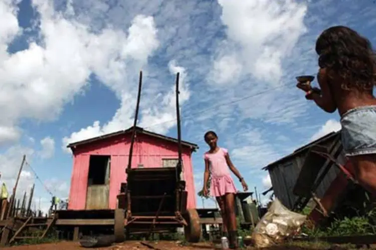 
	Meninas em bairro de Altamira, pr&oacute;ximo &agrave; usina de Belo Monte
 (Getty Images)