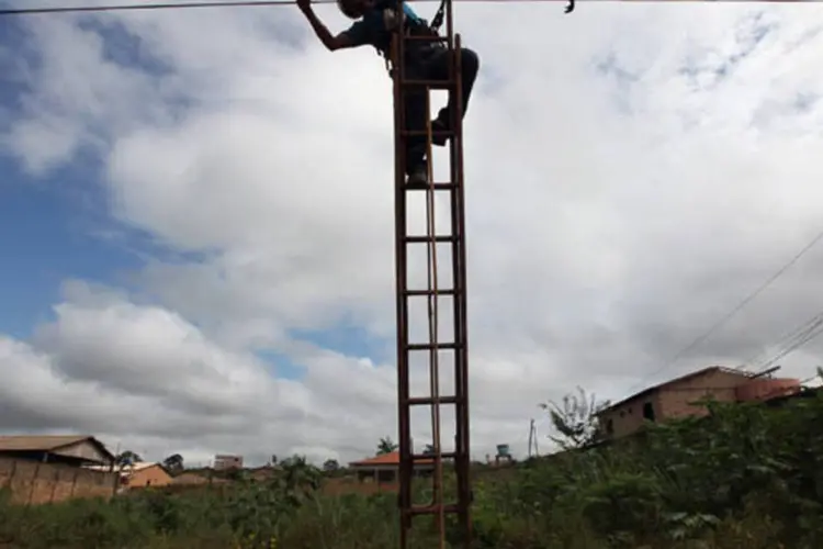 Homem conserta fiação elétrica próximo às obras de Belo Monte (Getty Images)