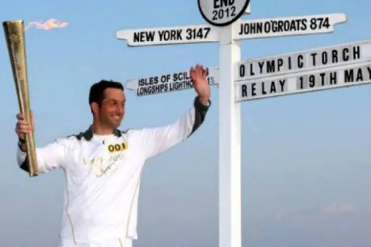 O iatista britânico Ben Ainslie, tricampeão olímpico, iniciou o revezamento da tocha olímpica (AFP)