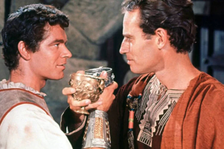 
	Os atores Stephen Boyd e&nbsp;Charlton Heston em cena do filme &quot;Ben-Hur&quot;, de 1959
 (Reprodução)