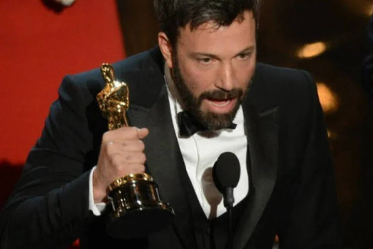 O diretor de "Argo", Ben Affleck, agradece o Oscar de melhor filme na cerimônia de 24 de fevereiro (AFP / Robyn Beck)