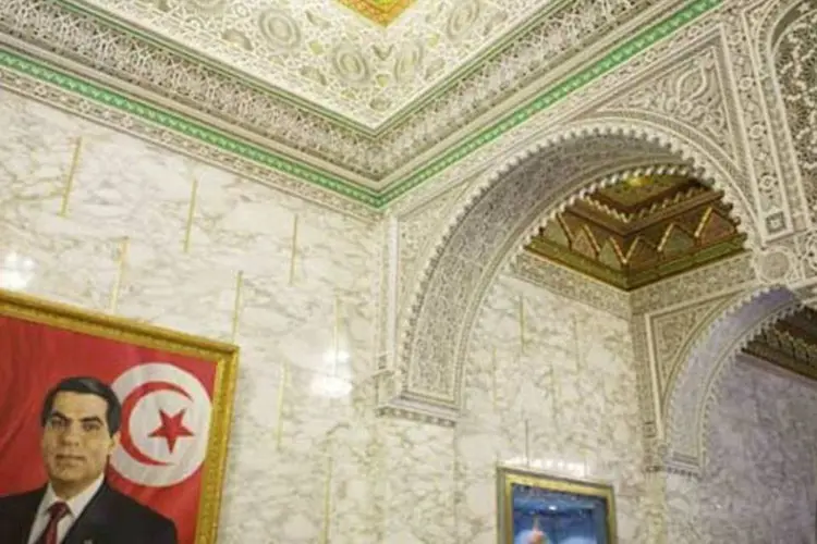 Retrato de Ben Ali no palácio presidencial: família é investigada por aquisição ilegal de bens (Wikimedia Commons)