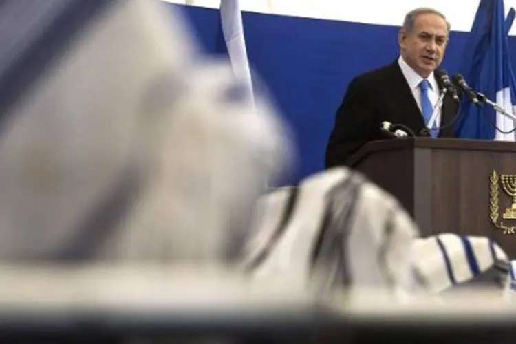 O primeiro-ministro de Israel Benjamin Netanyahu discursa próximo a corpos de vítimas dos atentados realizados em Paris (Jim Hollander/AFP)