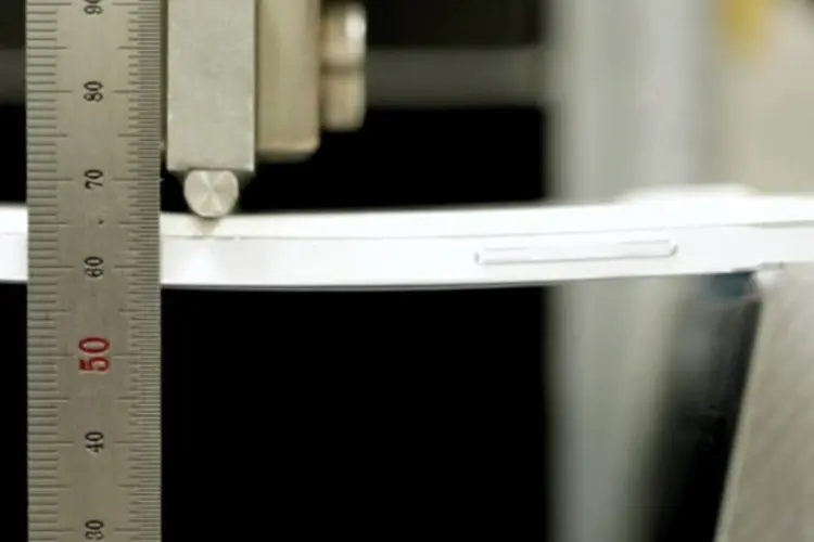 "Bend test" do Galaxy Note 4: objetivo é mostrar que aparelho pode aguentar pressões sem entortar (Reprodução/YouTube/SamsungTomorrow)